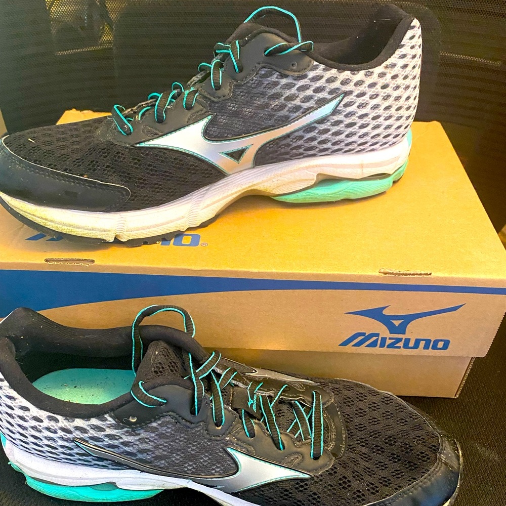 Mizuna Women’s Running shoes. Size 10w